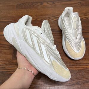 Adidas Ozelia sneakers in a white and beige size Women’s 9